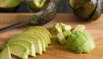 Помогут снизить холестерин три продукта – авокадо, чеснок и шоколад