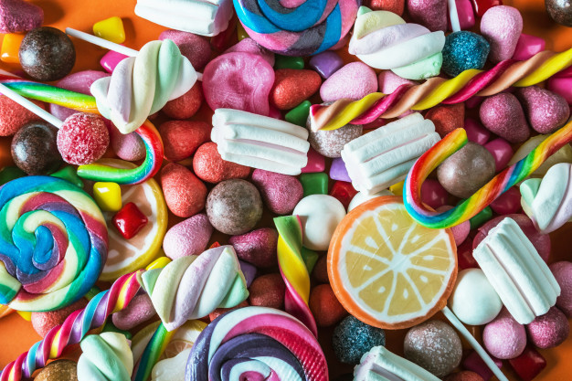 background-from-variety-of-sweets-lollipops-gum-candies_128406-869